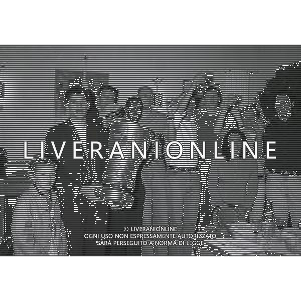 1996 MILANO RISTORANTE IL TORCHIETTO FESTA SCUDETTO STEFANEL MILANO BASKET NELLA FOTO FERDINANDO GENTILE CON LA COPPA DEL CAMPIONATO-MARCO BALDI-ROLANDO BLACKMAN-FLAVIO PORTALUPPI-DEJAN BODIROGA-GREGOR FUCKA AG ALDO LIVERANI SAS