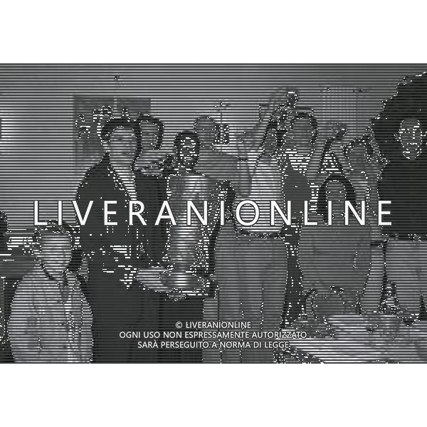 1996 MILANO RISTORANTE IL TORCHIETTO FESTA SCUDETTO STEFANEL MILANO BASKET NELLA FOTO FERDINANDO GENTILE CON LA COPPA DEL CAMPIONATO-MARCO BALDI-ROLANDO BLACKMAN-FLAVIO PORTALUPPI-DEJAN BODIROGA-GREGOR FUCKA AG ALDO LIVERANI SAS