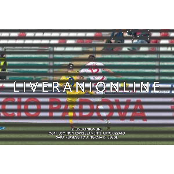 Campionato di Calcio Serie C - Lega Pro 2019/2020 Padova, Italia 16/02/2020 Calcio Padova vs Fermana Nella foto: Luca Cremona (Fermana FC) in contrasto con Anton Kresic (Padova) ©Mattia Radoni - Alessio Marini / AGENZIA ALDO LIVERANI SAS