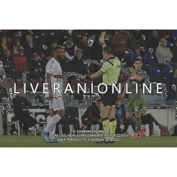 16-02-2020. CAGLIARI CALCIO-SSC NAPOLI, CAMPIONATO CALCIO, SERIE A 2019/2020. ITALIA, SARDEGNA, CAGLIARI, SARDEGNA ARENA. NELLA FOTO: ARBITRO DANIELE DOVERI ESTRAE IL CARTELLINO GIALLO PER L\'AMMONIZIONE DI JOAO PEDRO. SALVATORE MOI/AGENZIA ALDO LIVERANI SAS. / AGENZIA ALDO LIVERANI SAS