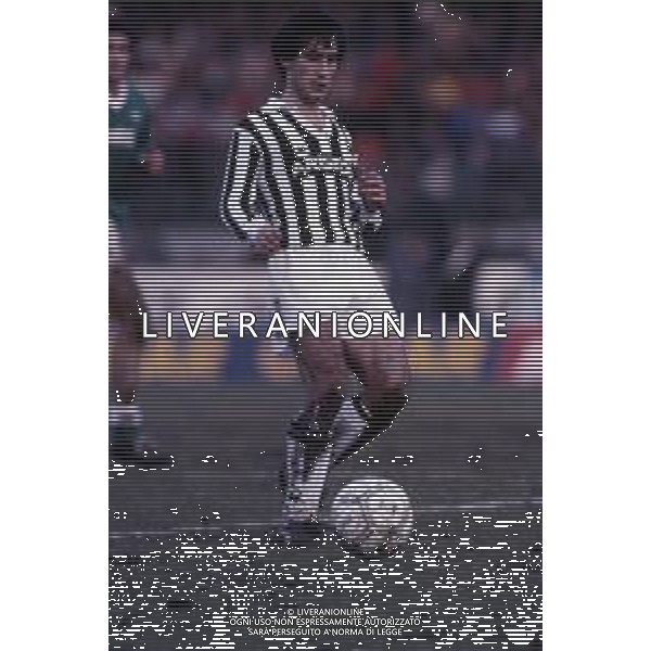 RETROSPETTIVA GABRIELE PIN CALCIATORE NELLA FOTO GABRIELE PIN CON LA MAGLIA DELLA JUVENTUS CALCIO NELL\'ANNO 1985-1986 AG ALDO LIVERANI SAS