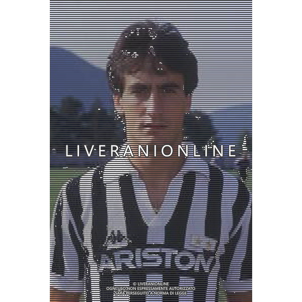 RETROSPETTIVA GABRIELE PIN CALCIATORE NELLA FOTO GABRIELE PIN CON LA MAGLIA DELLA JUVENTUS CALCIO NELL\'ANNO 1985-1986 AG ALDO LIVERANI SAS