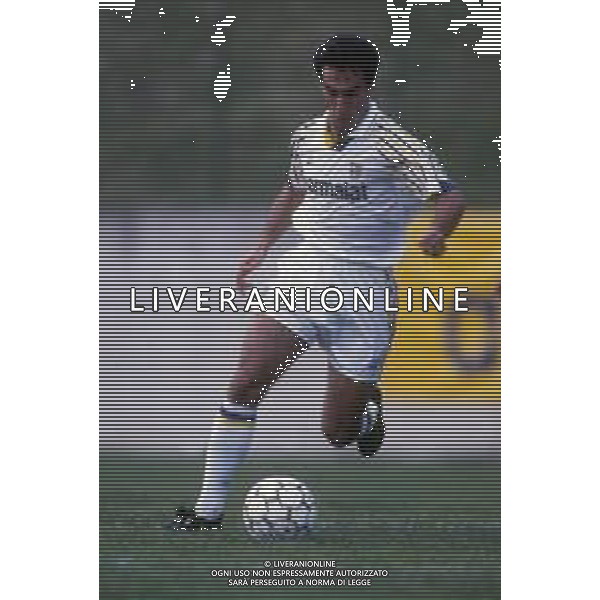 RETROSPETTIVA GABRIELE PIN CALCIATORE NELLA FOTO GABRIELE PIN CON LA MAGLIA DEL PARMA CALCIO NELL\'ANNO 1992-1993 AG ALDO LIVERANI SAS