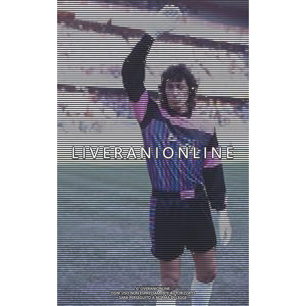 RETROSPETTIVA GIOVANNI CERVONE CALCIATORE NELLA FOTO GIOVANNI CERVONE CON LA MAGLIA DELLA ROMA CALCIO NELL\'ANNO 1990-1991 AG ALDO LIVERANI SAS