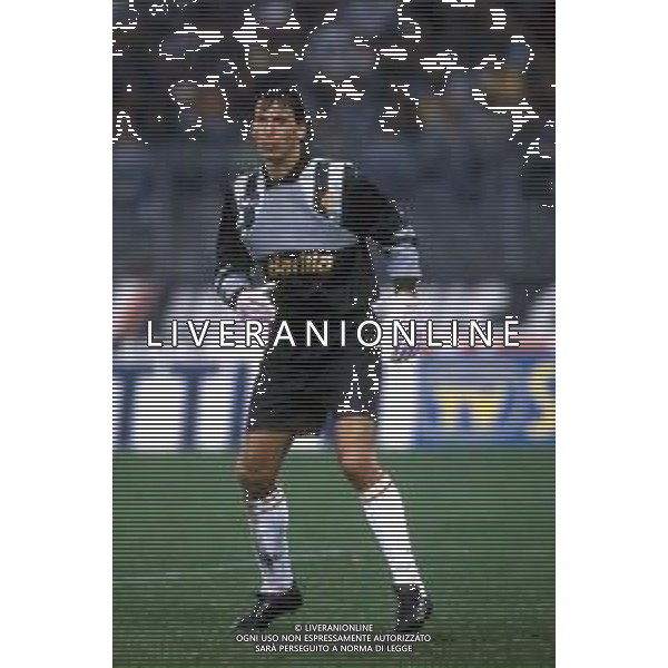 RETROSPETTIVA GIOVANNI CERVONE CALCIATORE NELLA FOTO GIOVANNI CERVONE CON LA MAGLIA DELLA ROMA CALCIO NELL\'ANNO 1992-1993 AG ALDO LIVERANI SAS