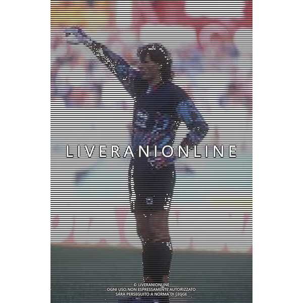 RETROSPETTIVA GIOVANNI CERVONE CALCIATORE NELLA FOTO GIOVANNI CERVONE CON LA MAGLIA DELLA ROMA CALCIO NELL\'ANNO 1995-1996 AG ALDO LIVERANI SAS