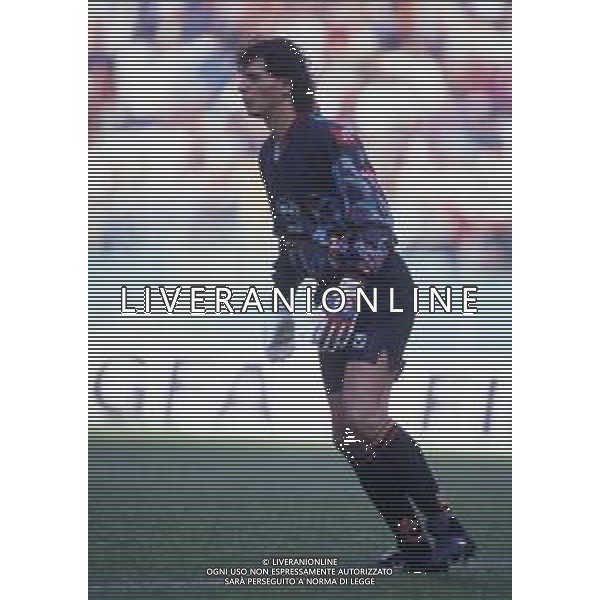 RETROSPETTIVA GIOVANNI CERVONE CALCIATORE NELLA FOTO GIOVANNI CERVONE CON LA MAGLIA DELLA ROMA CALCIO NELL\'ANNO 1995-1996 AG ALDO LIVERANI SAS