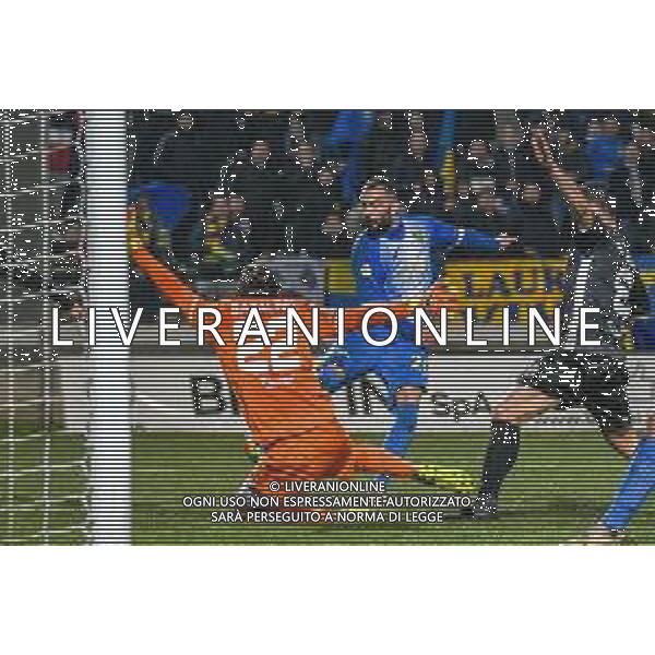 Campionato di Calcio Serie C - Lega Pro 2019/2020 Carrara, Italia 17/02/2020 Carrarese vs Renate Nella foto: Giacomo Satalino (R) chiude lo specchio della porta a Saveriano Infantino (C) ©Fabio Fagiolini - Alessio Marini / AGENZIA ALDO LIVERANI SAS
