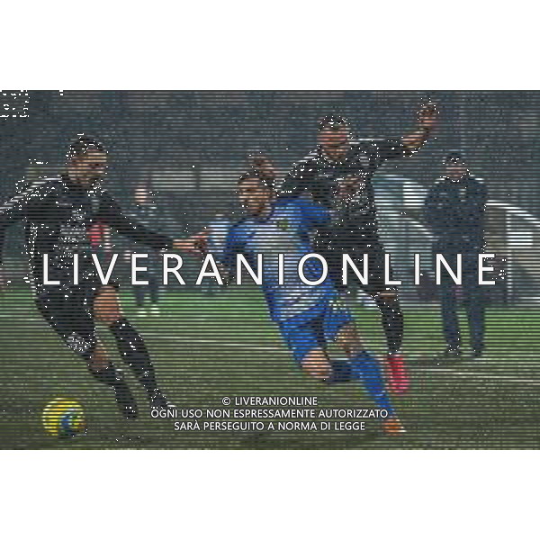 Campionato di Calcio Serie C - Lega Pro 2019/2020 Carrara, Italia 17/02/2020 Carrarese vs Renate Nella foto: Nicola Valente (C) prova a superare Stefano Marchetti (R) ©Fabio Fagiolini - Alessio Marini / AGENZIA ALDO LIVERANI SAS