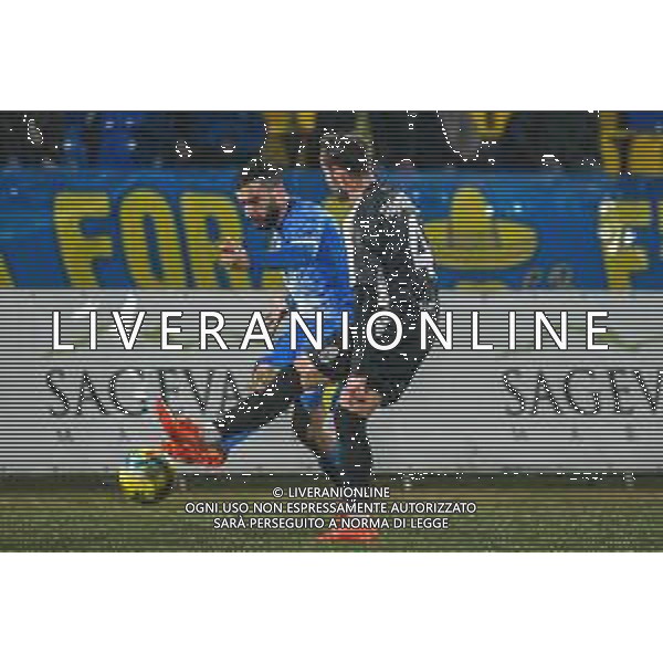 Campionato di Calcio Serie C - Lega Pro 2019/2020 Carrara, Italia 17/02/2020 Carrarese vs Renate Nella foto: Federico Valietti (C) crossa contrastato da Roberto Ranieri (R) ©Fabio Fagiolini - Alessio Marini / AGENZIA ALDO LIVERANI SAS