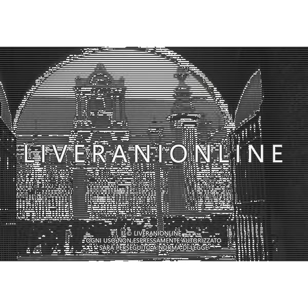 LONDRA ANNO 1968 Londra, capitale dell\'Inghilterra e del Regno Unito, è una città estremamente contemporanea con una storia che risale all\'antica Roma. Nel suo centro sorgono l\'imponente Palazzo del Parlamento, l\'iconica torre dell\'orologio nota come Big Ben e l\'abbazia di Westminster, dove hanno luogo le incoronazioni dei monarchi britannici. AG ALDO LIVERANI SAS