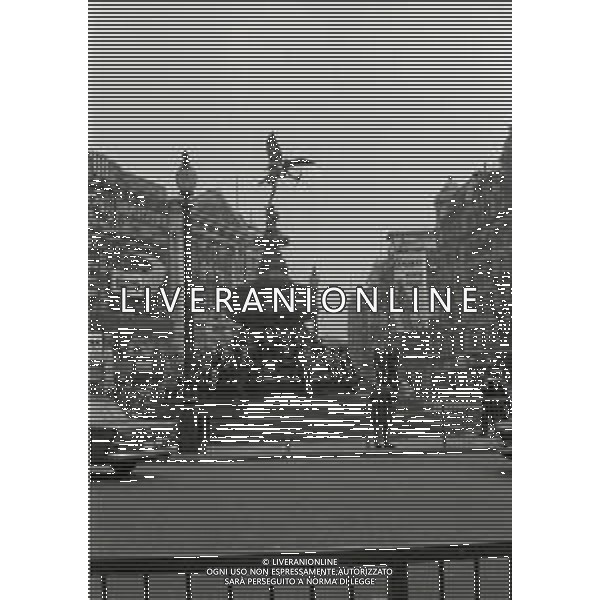 LONDRA ANNO 1968 Londra, capitale dell\'Inghilterra e del Regno Unito, è una città estremamente contemporanea con una storia che risale all\'antica Roma. Nel suo centro sorgono l\'imponente Palazzo del Parlamento, l\'iconica torre dell\'orologio nota come Big Ben e l\'abbazia di Westminster, dove hanno luogo le incoronazioni dei monarchi britannici. AG ALDO LIVERANI SAS