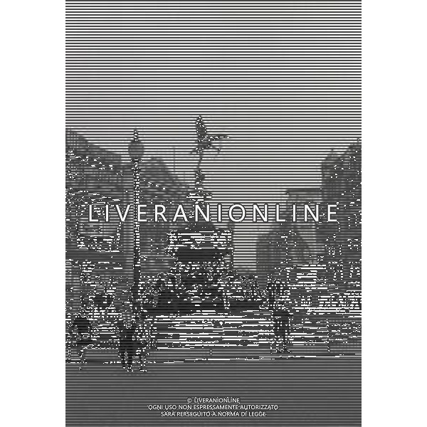 LONDRA ANNO 1968 Londra, capitale dell\'Inghilterra e del Regno Unito, è una città estremamente contemporanea con una storia che risale all\'antica Roma. Nel suo centro sorgono l\'imponente Palazzo del Parlamento, l\'iconica torre dell\'orologio nota come Big Ben e l\'abbazia di Westminster, dove hanno luogo le incoronazioni dei monarchi britannici. AG ALDO LIVERANI SAS