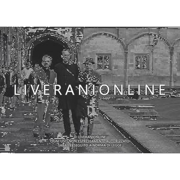 LONDRA ANNO 1968 Londra, capitale dell\'Inghilterra e del Regno Unito, è una città estremamente contemporanea con una storia che risale all\'antica Roma. Nel suo centro sorgono l\'imponente Palazzo del Parlamento, l\'iconica torre dell\'orologio nota come Big Ben e l\'abbazia di Westminster, dove hanno luogo le incoronazioni dei monarchi britannici. AG ALDO LIVERANI SAS