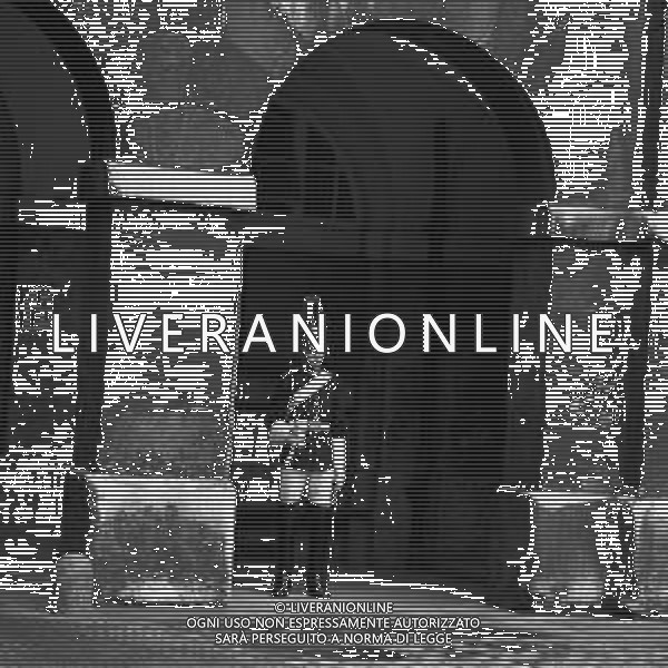LONDRA ANNO 1968 Londra, capitale dell\'Inghilterra e del Regno Unito, è una città estremamente contemporanea con una storia che risale all\'antica Roma. Nel suo centro sorgono l\'imponente Palazzo del Parlamento, l\'iconica torre dell\'orologio nota come Big Ben e l\'abbazia di Westminster, dove hanno luogo le incoronazioni dei monarchi britannici. AG ALDO LIVERANI SAS