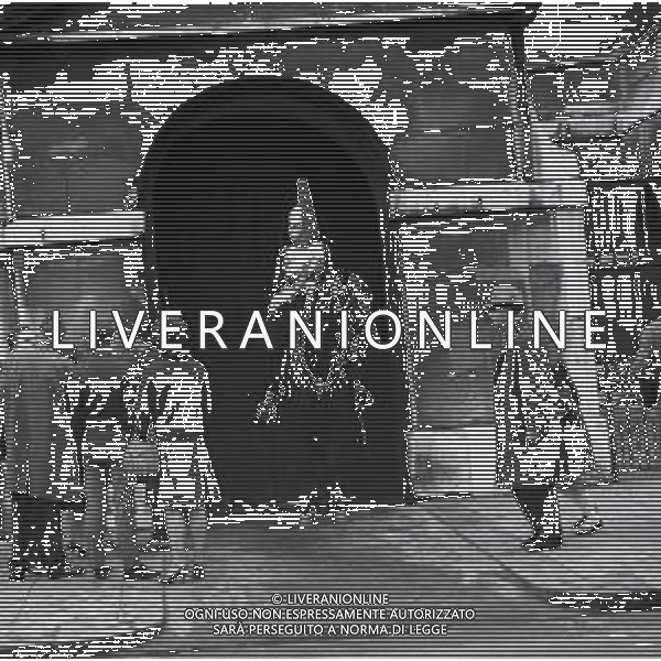 LONDRA ANNO 1968 Londra, capitale dell\'Inghilterra e del Regno Unito, è una città estremamente contemporanea con una storia che risale all\'antica Roma. Nel suo centro sorgono l\'imponente Palazzo del Parlamento, l\'iconica torre dell\'orologio nota come Big Ben e l\'abbazia di Westminster, dove hanno luogo le incoronazioni dei monarchi britannici. AG ALDO LIVERANI SAS