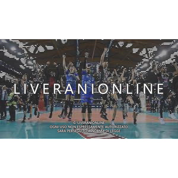 Volley Champions League Men 2019/2020 Civitanova, Italia 19/02/2020 Cucine Lube Civitanova vs Fenerbahce HDI Sigorta Istanbul Nella foto: Giocatori Cucine Lube Civitanova salutano i tifosi a fine partita ©Roberto Bartomeoli - Alessio Marini / AGENZIA ALDO LIVERANI SAS