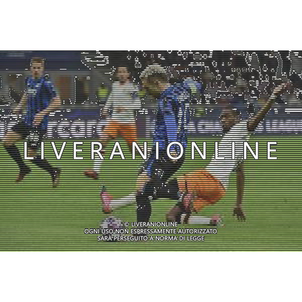 Alejandro Gomez (Atalanta) chiuso da Geoffrey Kondogbia (Valencia) Atalanta vs Valencia UEFA Champions League ottavi di finale - gara di andata Milano 19–02-2020 Stadio Giuseppe Meazza - San Siro foto Roberto Garavaglia - ag. Aldo Liverani sas