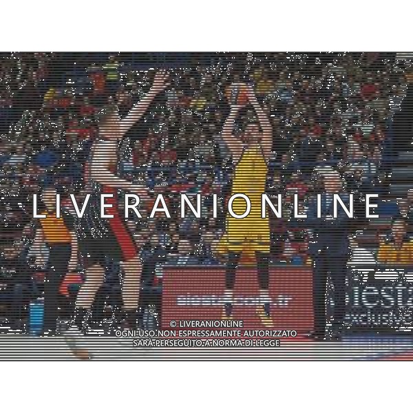 Basket EuroLeague 2019/2020 Milano, Italia 20/02/2020 AX Armani Exchange Milano-Khimki Mosca Nella foto: Shved del Khimki Moscow tira contrastato da Tarczewski della AX Armani Exchange Olimpia Milano ©Savino Paolella - Alessio Marini / AGENZIA ALDO LIVERANI SAS