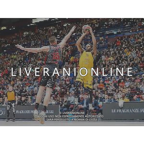 Basket EuroLeague 2019/2020 Milano, Italia 20/02/2020 AX Armani Exchange Milano-Khimki Mosca Nella foto: Booker del Khimki Moscow contrastato da Tarczewski della AX Armani Exchange Olimpia Milano ©Savino Paolella - Alessio Marini / AGENZIA ALDO LIVERANI SAS