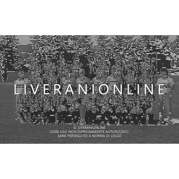 1991 APPIANO GENTILE FORMAZIONE INTER CON LA COPPA UEFA NELLA FOTO LA FORMAZIONE DELL\'INTER CON LA COPPA UEFA AG ALDO LIVERANI SAS