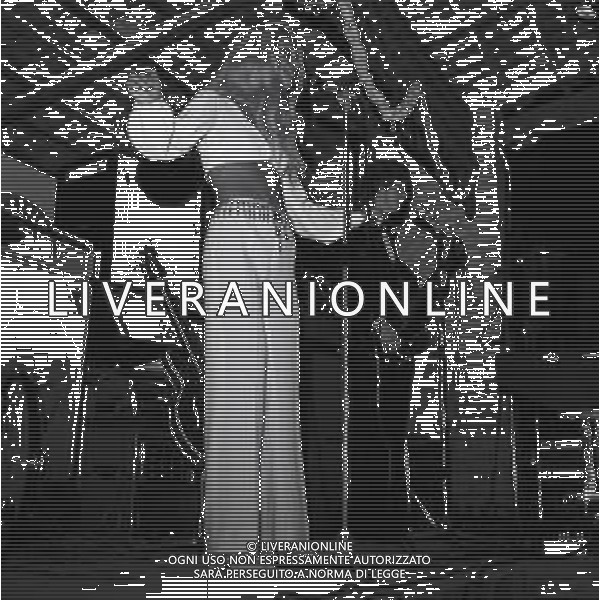 RETROSPETTIVA PATTY PRAVO CANTANTE NELLA FOTO PATTY PRAVO A CESENATICO NELL\'ANNO 1969 AG ALDO LIVERANI SAS 