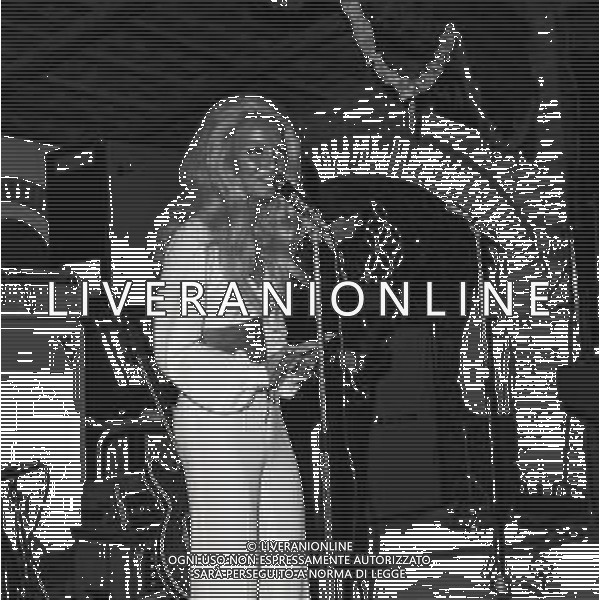 RETROSPETTIVA PATTY PRAVO CANTANTE NELLA FOTO PATTY PRAVO A CESENATICO NELL\'ANNO 1969 AG ALDO LIVERANI SAS 