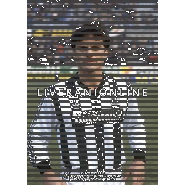 RETROSPETTIVA FRANCESCO VINCENZI CALCIATORE NELLA FOTO FRANCESCO VINCENZI CON LA MAGLIA DELL\'ASCOLI CALCIO AG ALDO LIVERANI SAS