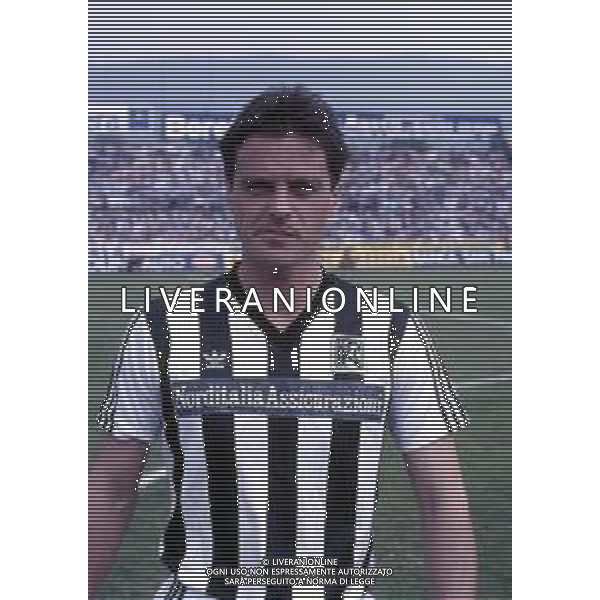 RETROSPETTIVA FRANCESCO VINCENZI CALCIATORE NELLA FOTO FRANCESCO VINCENZI CON LA MAGLIA DELL\'ASCOLI CALCIO AG ALDO LIVERANI SAS