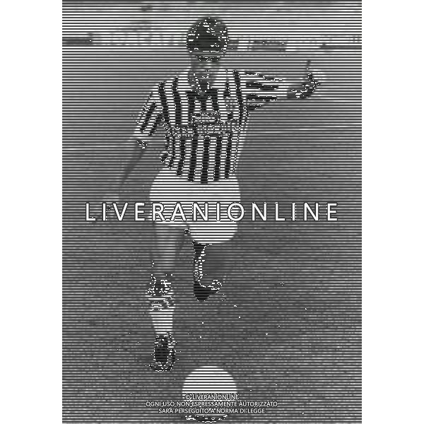 RETROSPETTIVA FRANCESCO VINCENZI CALCIATORE NELLA FOTO FRANCESCO VINCENZI CON LA MAGLIA DELL\'ASCOLI CALCIO AG ALDO LIVERANI SAS