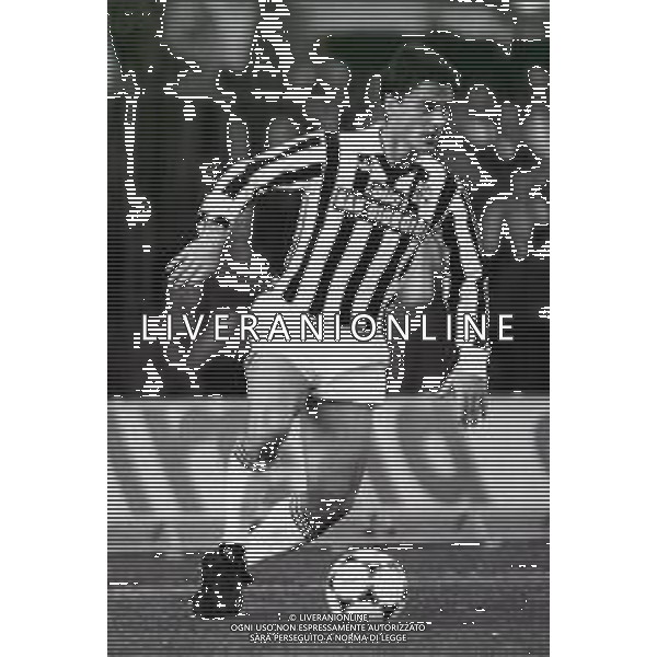 RETROSPETTIVA FRANCESCO VINCENZI CALCIATORE NELLA FOTO FRANCESCO VINCENZI CON LA MAGLIA DELL\'ASCOLI CALCIO AG ALDO LIVERANI SAS