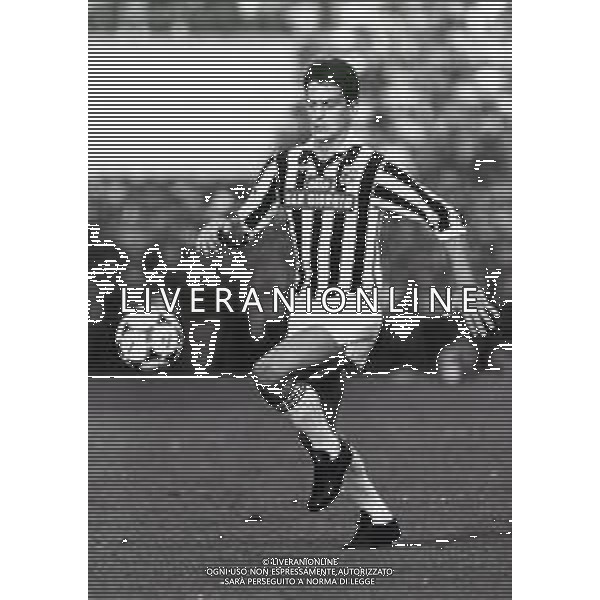 RETROSPETTIVA FRANCESCO VINCENZI CALCIATORE NELLA FOTO FRANCESCO VINCENZI CON LA MAGLIA DELL\'ASCOLI CALCIO AG ALDO LIVERANI SAS