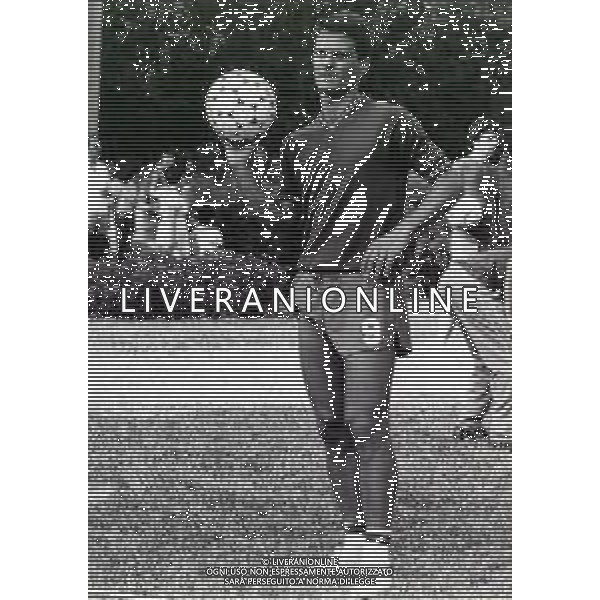 RETROSPETTIVA FRANCESCO VINCENZI CALCIATORE NELLA FOTO FRANCESCO VINCENZI CON LA MAGLIA DELL\'ASCOLI CALCIO AG ALDO LIVERANI SAS