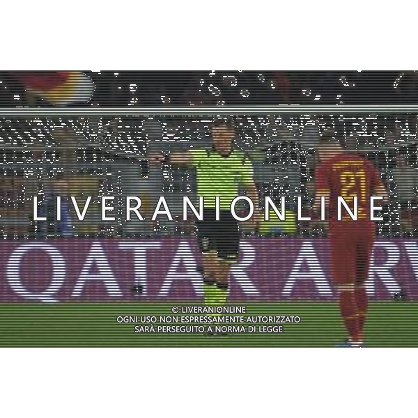 Campionato di Calcio Serie A 2019/2020 Roma, Italia 23/02/2020 Roma vs Lecce Nella foto: l\'arbitro Piero Giacoelli convalida dopo il var la rete di Edin Dzeko (Roma) FOTO RENATO OLIMPIO-ALESSIO MARINI-AG ALDO LIVERANI SAS