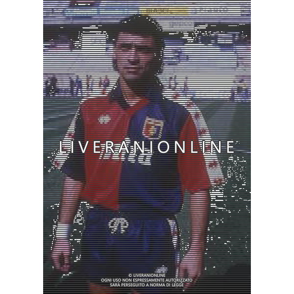 RETROSPETTIVA CARLOS ALBERTO AGUILERA CALCIATORE NELLA FOTO CARLOS ALBERTO AGUILERA CON LA MAGLIA DEL GENOA CALCIO 1989-1990 AG ALDO LIVERANI SAS