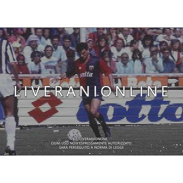 RETROSPETTIVA CARLOS ALBERTO AGUILERA CALCIATORE NELLA FOTO CARLOS ALBERTO AGUILERA CON LA MAGLIA DEL GENOA CALCIO 1990-1991 AG ALDO LIVERANI SAS