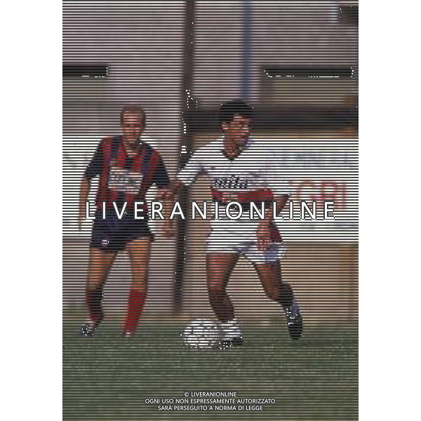 RETROSPETTIVA CARLOS ALBERTO AGUILERA CALCIATORE NELLA FOTO CARLOS ALBERTO AGUILERA CON LA MAGLIA DEL GENOA CALCIO 1991-1992 AG ALDO LIVERANI SAS