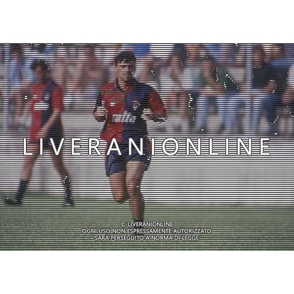 RETROSPETTIVA CARLOS ALBERTO AGUILERA CALCIATORE NELLA FOTO CARLOS ALBERTO AGUILERA CON LA MAGLIA DEL GENOA CALCIO 1991-1992 AG ALDO LIVERANI SAS