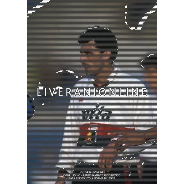 RETROSPETTIVA CARLOS ALBERTO AGUILERA CALCIATORE NELLA FOTO CARLOS ALBERTO AGUILERA CON LA MAGLIA DEL GENOA CALCIO 1991-1992 AG ALDO LIVERANI SAS