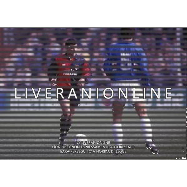 RETROSPETTIVA CARLOS ALBERTO AGUILERA CALCIATORE NELLA FOTO CARLOS ALBERTO AGUILERA CON LA MAGLIA DEL GENOA CALCIO 1991-1992 AG ALDO LIVERANI SAS