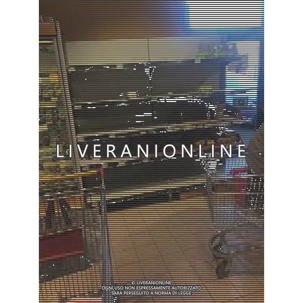 24-02-2020 MILANO MAXI SIMPLY VIA POMPEO MARIANI NELLA FOTO ALCUNI SCAFFALI DEL SUPERMERCATO RIMASTI VUOTI DOPO LA CORSA AGLI ACQUISTI DA PARTE DELLA POPOLAZIONE IN MERITO ALLA SITUAZIONE DEL CORONAVIRUS AG ALDO LIVERANI SAS