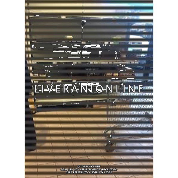 24-02-2020 MILANO MAXI SIMPLY VIA POMPEO MARIANI NELLA FOTO ALCUNI SCAFFALI DEL SUPERMERCATO RIMASTI VUOTI DOPO LA CORSA AGLI ACQUISTI DA PARTE DELLA POPOLAZIONE IN MERITO ALLA SITUAZIONE DEL CORONAVIRUS AG ALDO LIVERANI SAS