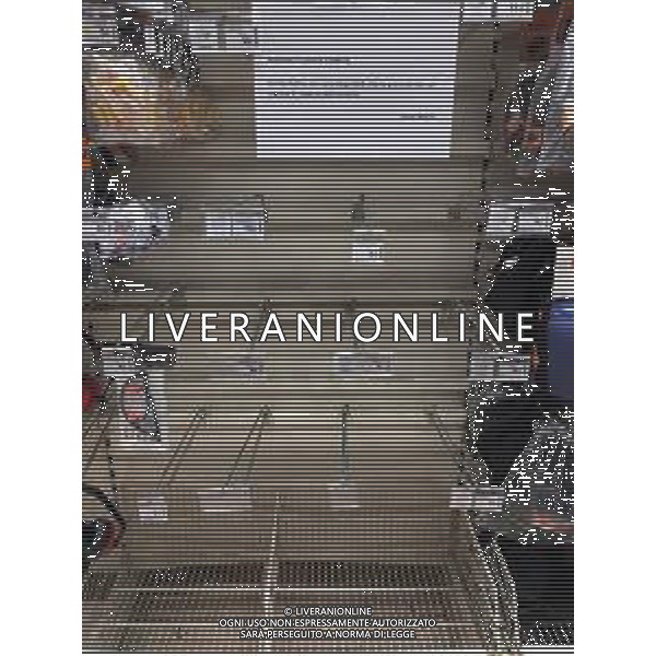 24-02-2020 LISSONE NEGOZIO LEROY MERLIN MASCHERINE ESAURITE NELLA FOTO GLI SCAFFALI DELLE MASCHERINE DA LAVORO ESUARITE PER L\'UTILIZZO DA PARTE DELLA POPOLAZIONE PER IL CORONAVIRUS AG ALDO LIVERANI SAS
