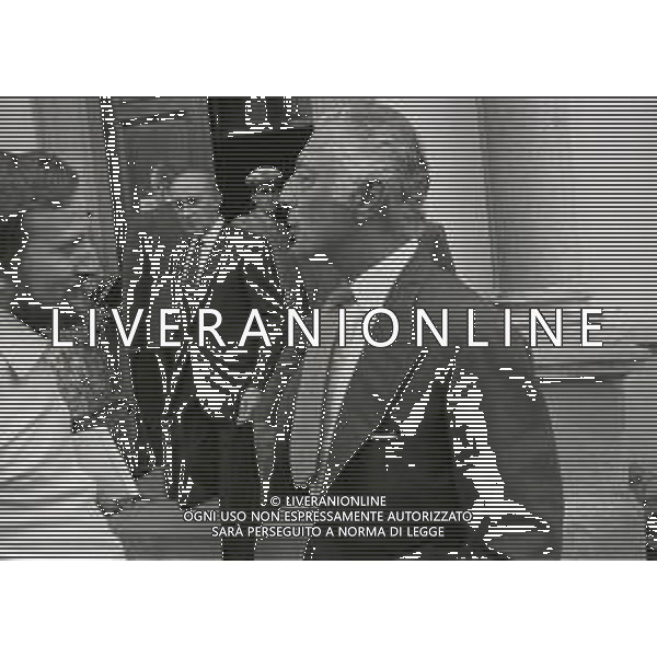 1975 VILLAR PEROSA MATRIMONIO DI MARGHERITA AGNELLI CON ALAIN ELKANN NELLA FOTO GIANNI AGNELLI CON LA FIGLIA MARGHERITA IL GIORNO DELLE SUE NOZZE NELL\'ANNO 1975 AG ALDO LIVERANI SAS