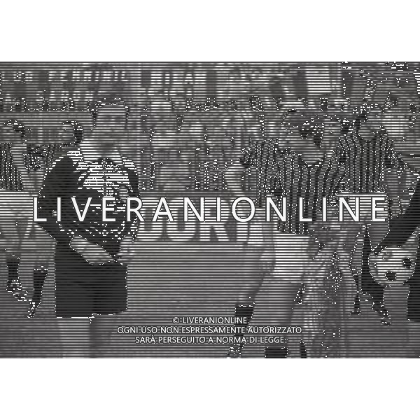 22-06-1977 MILANO COPPA ITALIA MILAN SPAL 2-0 NELLA FOTO ARBITRO LUIGI CELLI CON GIANNI RIVERA AG ALDO LIVERANI SAS