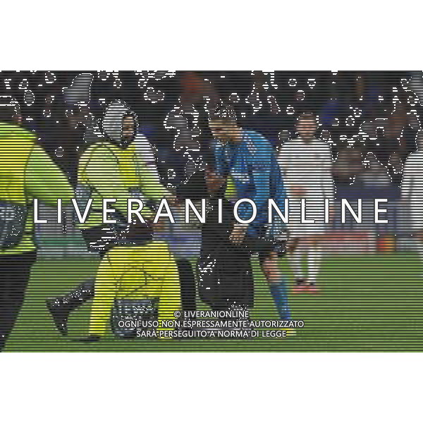 Lione 26.02.2020 Groupama Stadium Olympique Lione vs Juventus Champions League 2019/2020 ©Viganti/Agenzia Aldo Liverani Nella foto: invasione di campo di un tifoso che invade il campo e abbraccia cristiano ronaldo ©Viganti / AGENZIA ALDO LIVERANI SAS