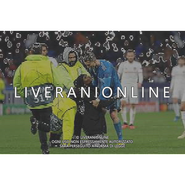 Lione 26.02.2020 Groupama Stadium Olympique Lione vs Juventus Champions League 2019/2020 ©Viganti/Agenzia Aldo Liverani Nella foto: invasione di campo di un tifoso che invade il campo e abbraccia cristiano ronaldo ©Viganti / AGENZIA ALDO LIVERANI SAS