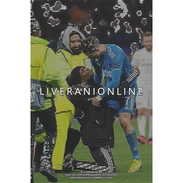 Lione 26.02.2020 Groupama Stadium Olympique Lione vs Juventus Champions League 2019/2020 ©Viganti/Agenzia Aldo Liverani Nella foto: invasione di campo di un tifoso che invade il campo e abbraccia cristiano ronaldo ©Viganti / AGENZIA ALDO LIVERANI SAS