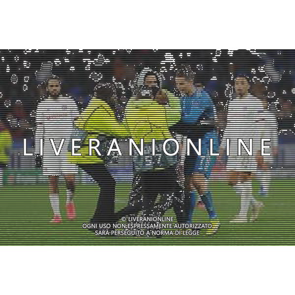 Lione 26.02.2020 Groupama Stadium Olympique Lione vs Juventus Champions League 2019/2020 ©Viganti/Agenzia Aldo Liverani Nella foto: invasione di campo di un tifoso che invade il campo e abbraccia cristiano ronaldo ©Viganti / AGENZIA ALDO LIVERANI SAS