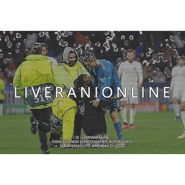 Lione 26.02.2020 Groupama Stadium Olympique Lione vs Juventus Champions League 2019/2020 ©Viganti/Agenzia Aldo Liverani Nella foto: tifoso invade il campo e abbraccia cristiano ronaldo ©Viganti